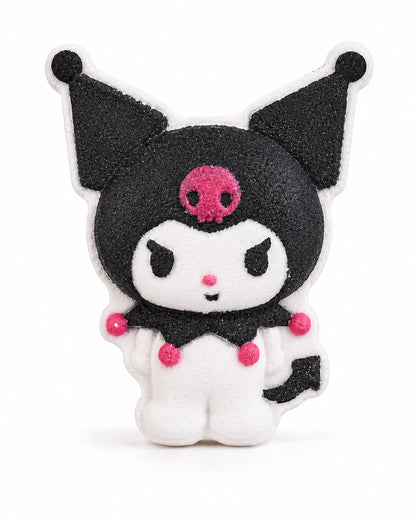 Vue de face d'une boule de bain effervescente moulée en forme de figurine 3D du personnage Kuromi Sanrio de couleur  blanche, noir et rose avec une surprise caché à l'intérieur.