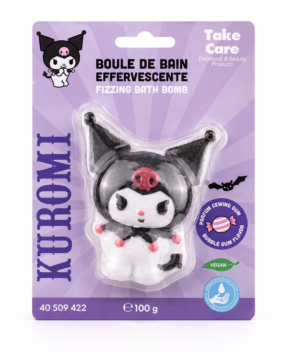 Vue de face d'une boule de bain effervescente moulée en forme de figurine 3D du personnage Kuromi Sanrio de couleur  blanche, noir et rose avec une surprise caché à l'intérieur, présentée dans son emballage de tons mauve.