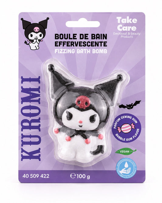 Vue de face d'une boule de bain effervescente moulée en forme de figurine 3D du personnage Kuromi Sanrio de couleur  blanche, noir et rose avec une surprise caché à l'intérieur, présentée dans son emballage de tons mauve.