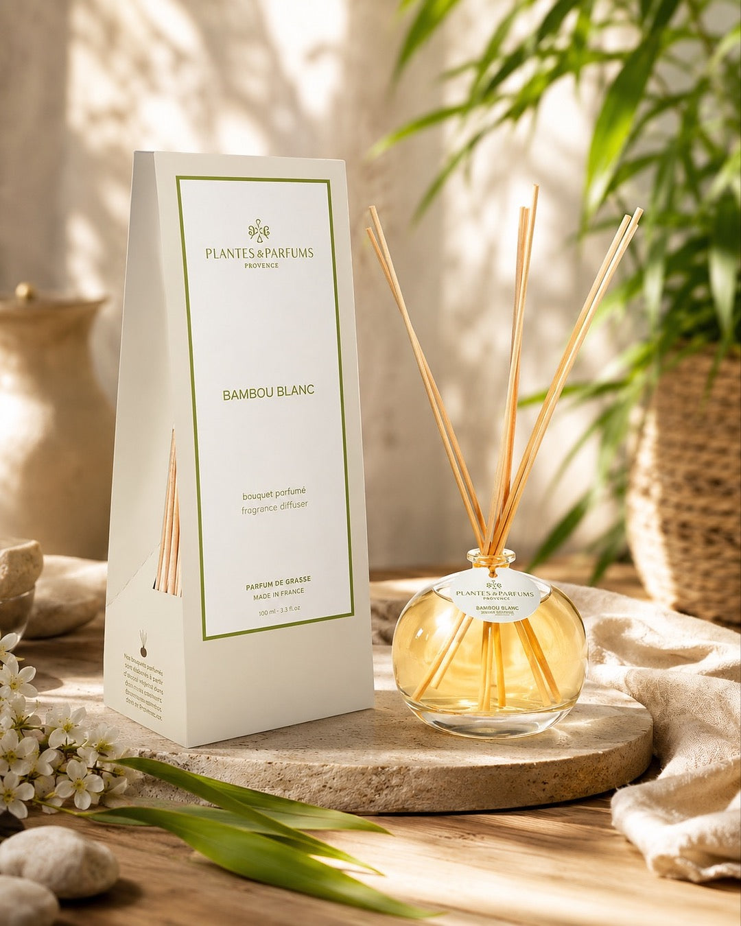 Bouquet parfumé 100 ml, fragrance Bambou blanc de Plantes & Parfums avec bâtonnets diffuseurs et étui vert mat, ambiance frais.