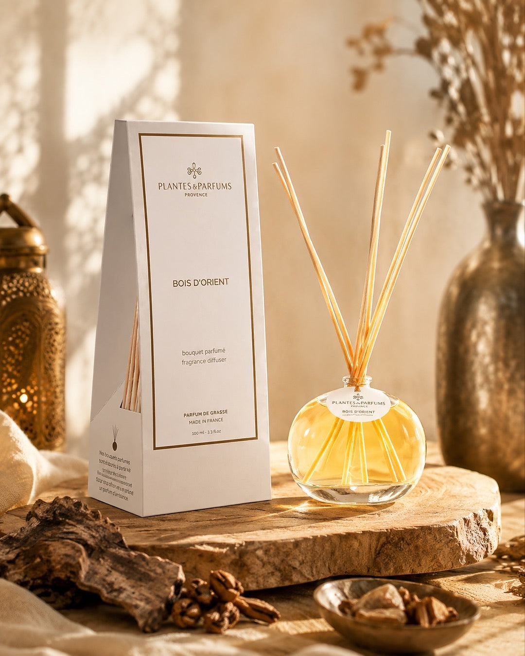 Bouquet parfumé 100 ml, fragrance Bois d’Orient de Plantes & Parfums avec bâtonnets diffuseurs et étui beige mat, ambiance boisée.