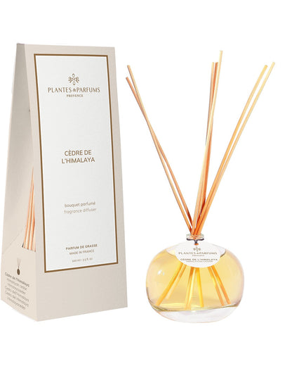 Bouquet parfumé 100 ml, fragrance Cèdre de l'Himalaya de Plantes & Parfums avec bâtonnets diffuseurs et étui beige mat.