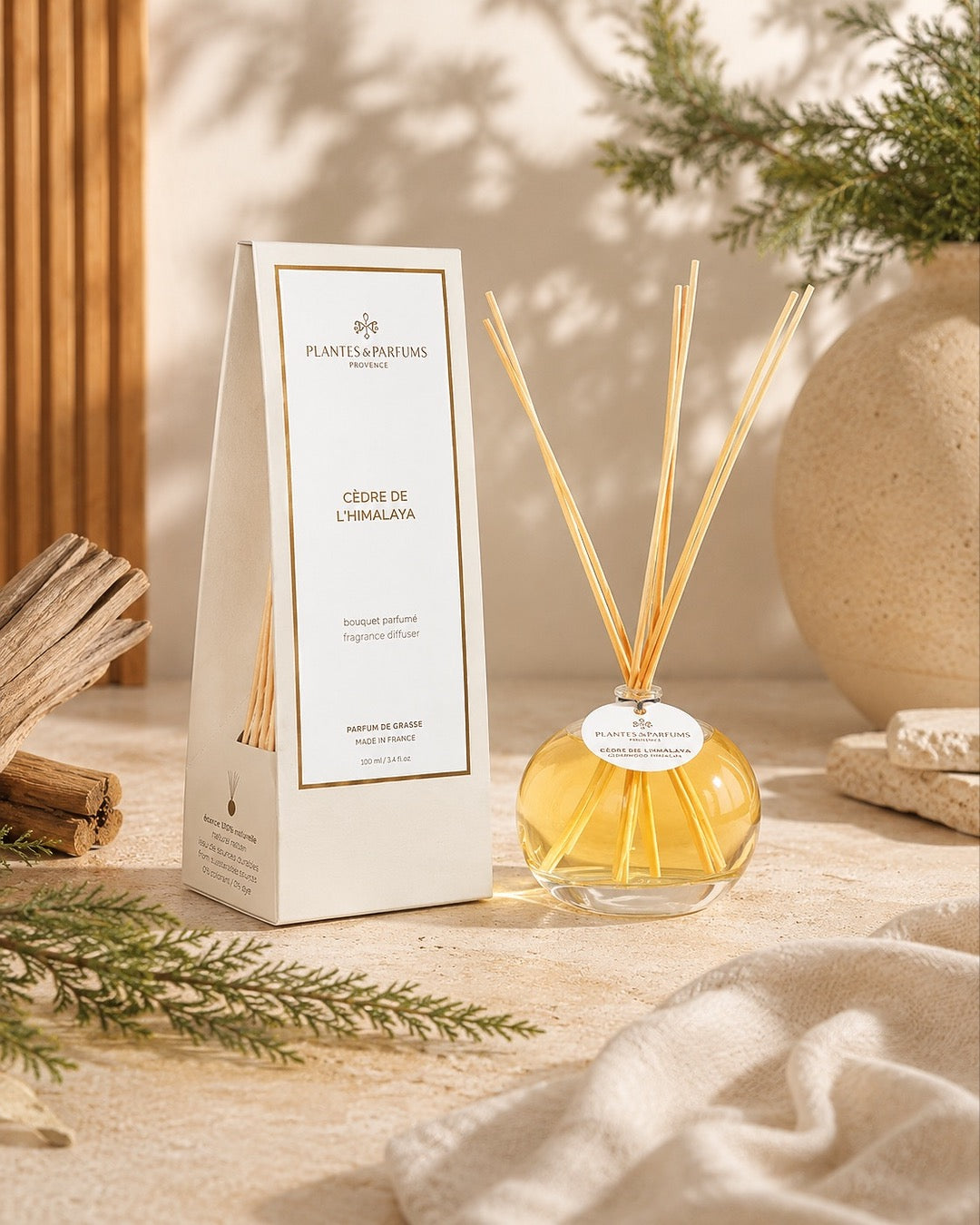 Bouquet parfumé 100 ml, fragrance Cèdre de l'Himalaya de Plantes & Parfums avec bâtonnets diffuseurs et étui beige mat, ambiance boisée.