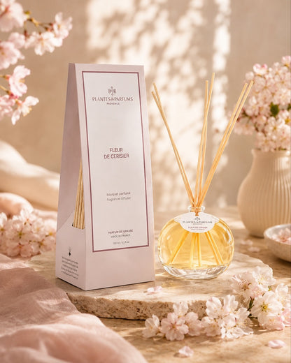 Bouquet parfumé 100 ml, fragrance Fleur de cerisier de Plantes & Parfums avec bâtonnets diffuseurs et étui rose mat, ambiance floral.