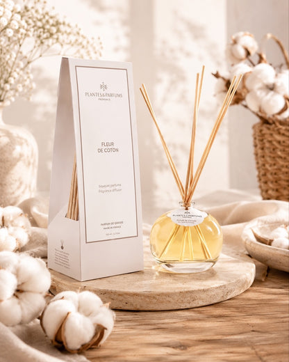 Bouquet parfumé 100 ml, fragrance Fleur de coton de Plantes & Parfums avec bâtonnets diffuseurs et étui rose mat, ambiance floral.