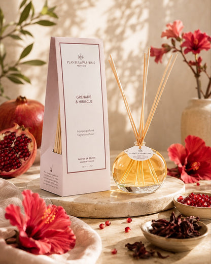 Bouquet parfumé 100 ml, fragrance Grenade & hibiscus de Plantes & Parfums avec bâtonnets diffuseurs et étui rose mat, ambiance floral.