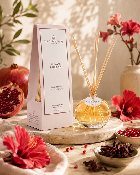 Bouquet parfumé 100 ml, fragrance Grenade & hibiscus de Plantes & Parfums avec bâtonnets diffuseurs et étui rose mat, ambiance floral.