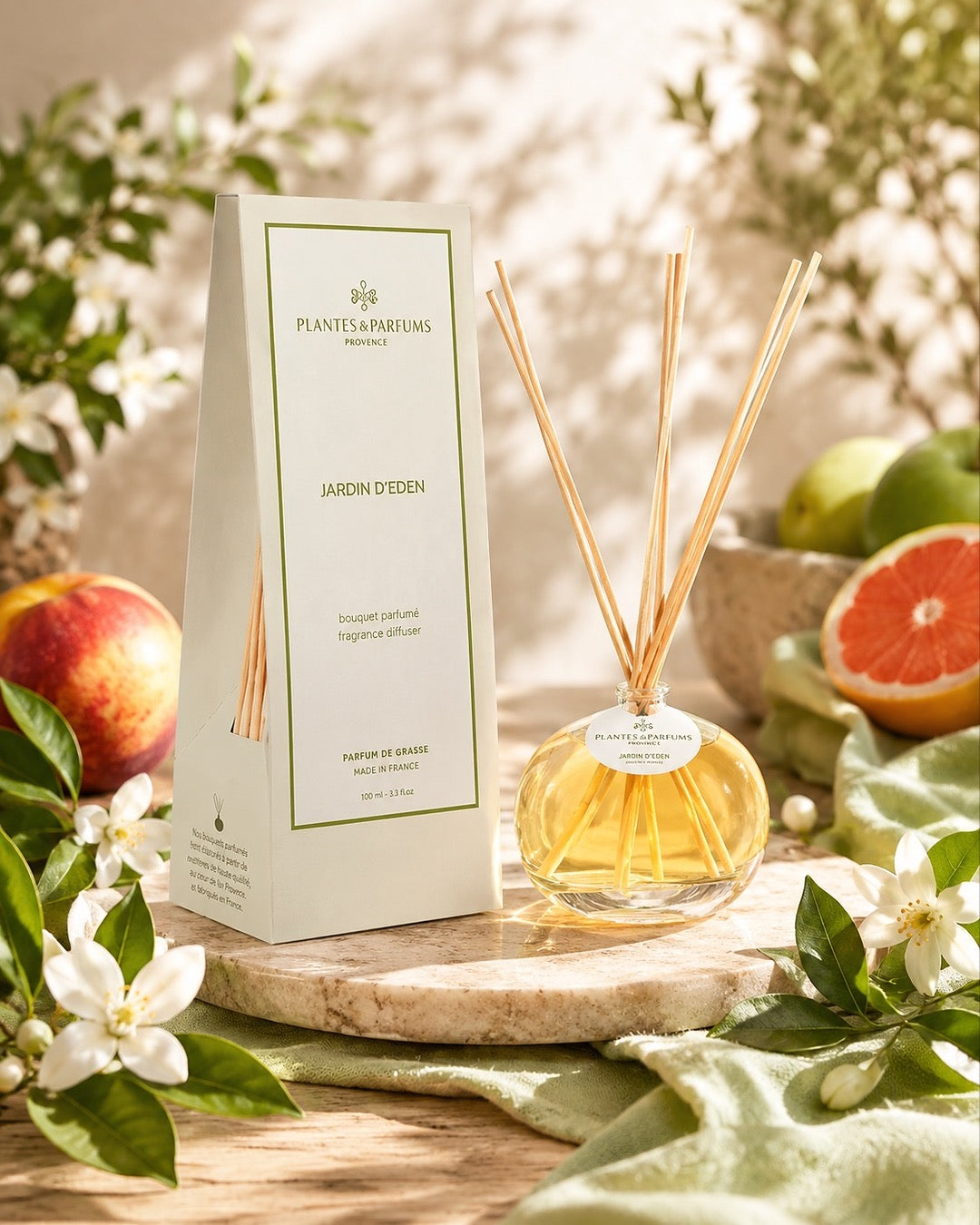 Bouquet parfumé 100 ml, fragrance Jardin d’Éden de Plantes & Parfums avec bâtonnets diffuseurs et étui vert mat, ambiance frais.