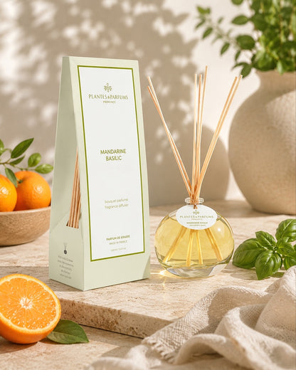 Bouquet parfumé 100 ml, fragrance Mandarine Basilic de Plantes & Parfums avec bâtonnets diffuseurs et étui vert mat, ambiance frais.