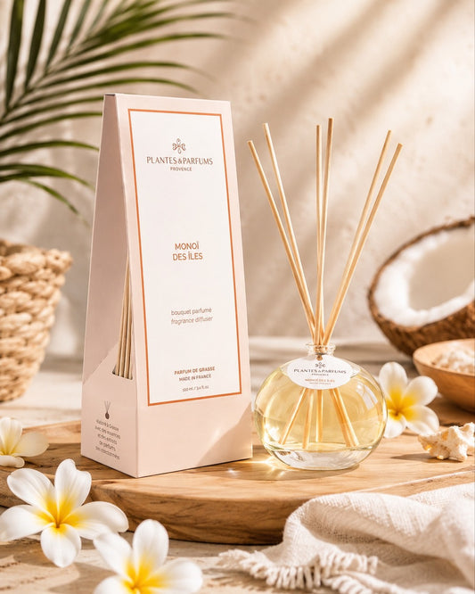 Bouquet parfumé 100 ml, fragrance Monoï des îles de Plantes & Parfums avec bâtonnets diffuseurs et étui orange mat, ambiance tropicale.