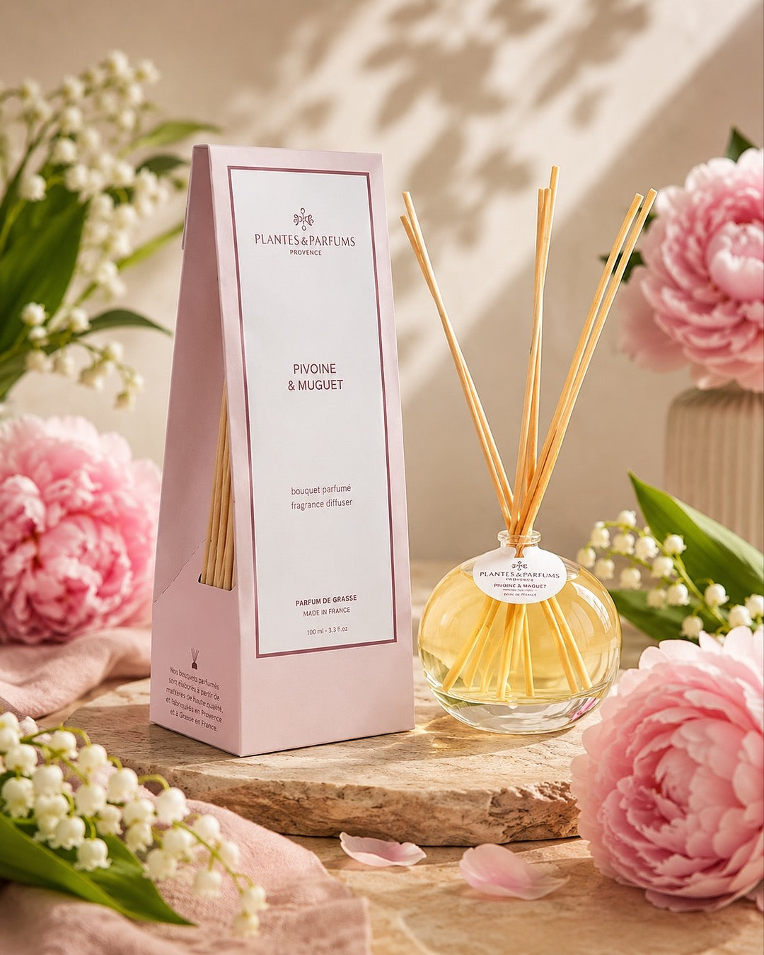 Bouquet parfumé 100 ml, fragrance Pivoine & muguet de Plantes & Parfums avec bâtonnets diffuseurs et étui rose mat, ambiance floral.
