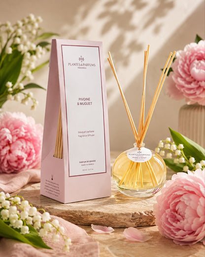 Bouquet parfumé 100 ml, fragrance Pivoine & muguet de Plantes & Parfums avec bâtonnets diffuseurs et étui rose mat, ambiance floral.