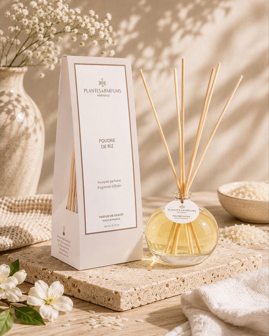 Bouquet parfumé 100 ml, fragrance Poudre de Riz de Plantes & Parfums avec bâtonnets diffuseurs et étui rose mat, ambiance poudrée.