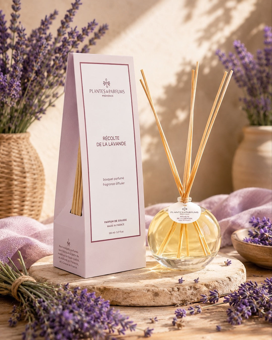 Bouquet parfumé 100 ml, fragrance Récolte de lavande de Plantes & Parfums avec bâtonnets diffuseurs et étui rose mat, ambiance floral.