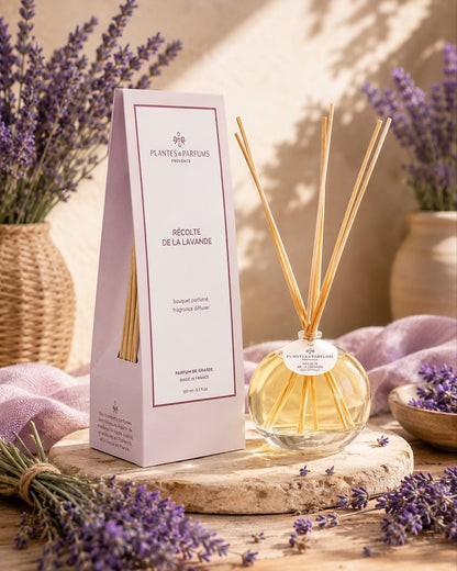 Bouquet parfumé 100 ml, fragrance Récolte de lavande de Plantes & Parfums avec bâtonnets diffuseurs et étui rose mat, ambiance floral.