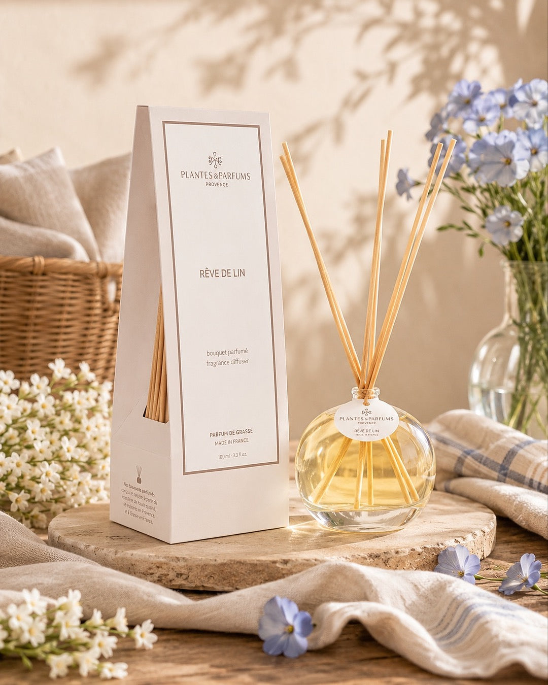Bouquet parfumé 100 ml, fragrance Rêve de lin de Plantes & Parfums avec bâtonnets diffuseurs et étui rose mat, ambiance poudrée.