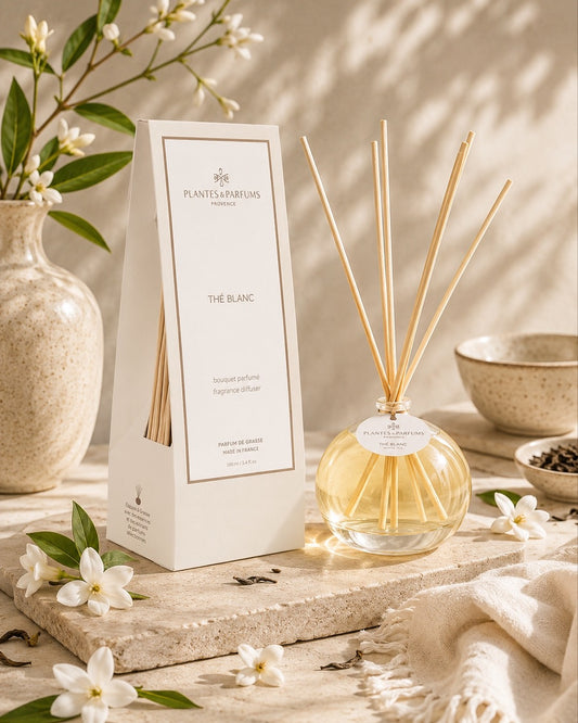 Bouquet parfumé 100 ml, fragrance Thé blanc de Plantes & Parfums avec bâtonnets diffuseurs et étui rose mat, ambiance poudrée.