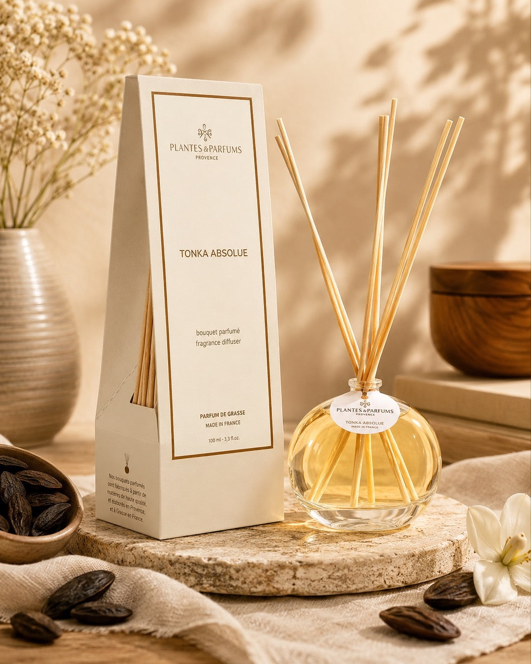 Bouquet parfumé 100 ml, fragrance Tonka absolue de Plantes & Parfums avec bâtonnets diffuseurs et étui beige mat, ambiance boisée.