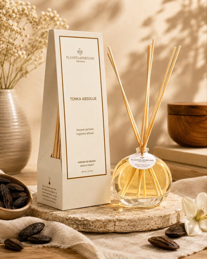 Bouquet parfumé 100 ml, fragrance Tonka absolue de Plantes & Parfums avec bâtonnets diffuseurs et étui beige mat, ambiance boisée.