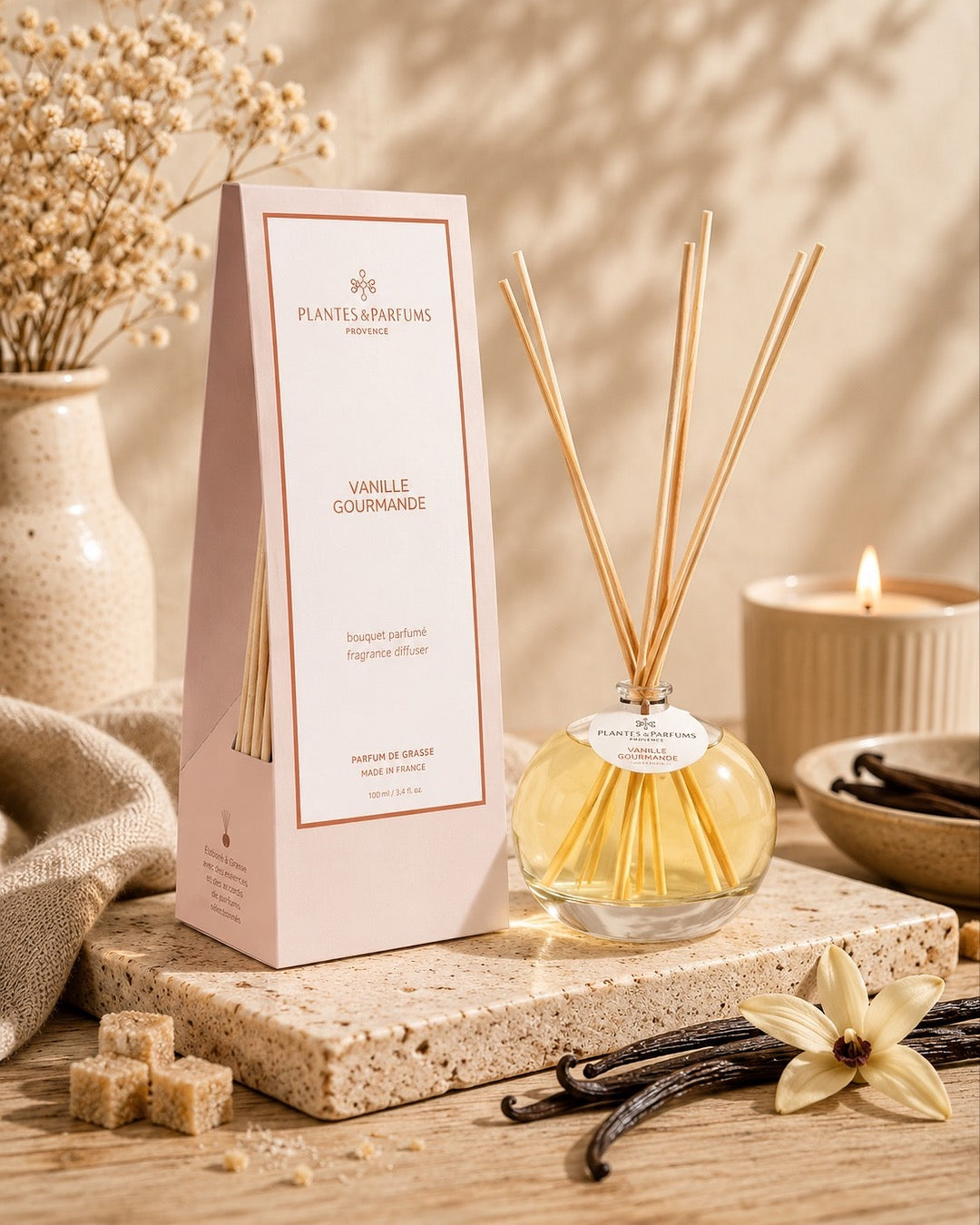 Bouquet parfumé 100 ml, fragrance Vanille gourmande de Plantes & Parfums avec bâtonnets diffuseurs et étui orange mat, ambiance gourmande.