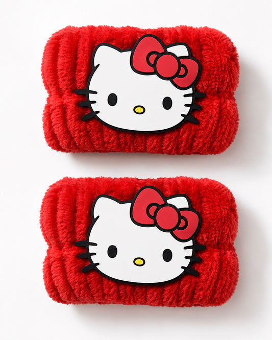 Vue de face d’une paire de bracelets absorbants de lavage rouge vif en tissu éponge avec une figurine en relief d’Hello Kitty au centre.