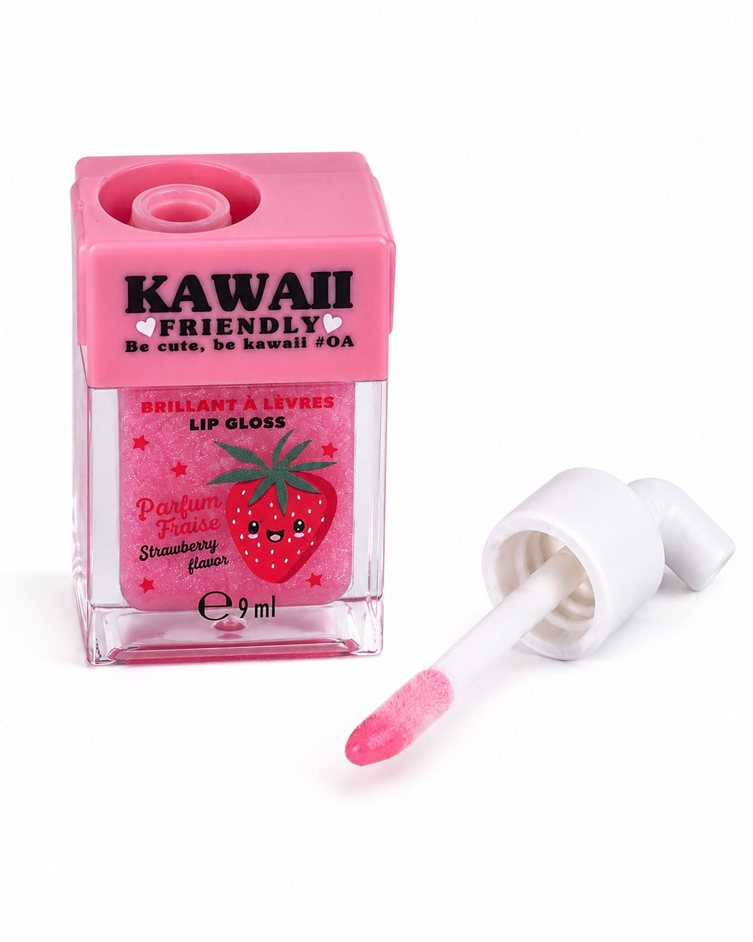 Le brillant à lèvres à la fraise ouvert, dévoilant l'applicateur mousse rose posé à côté du flacon en forme de boîte de jus.