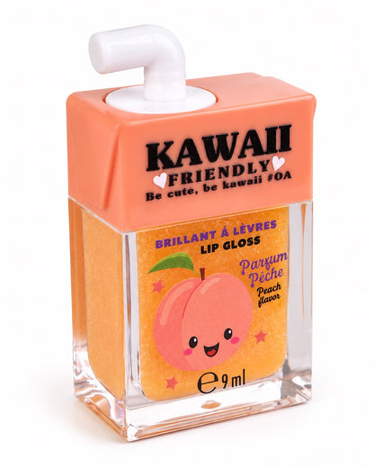 Vue de biais mettant en valeur le flacon transparent rempli de gloss orangé scintillant et son bouchon en forme de paille blanche amovible.