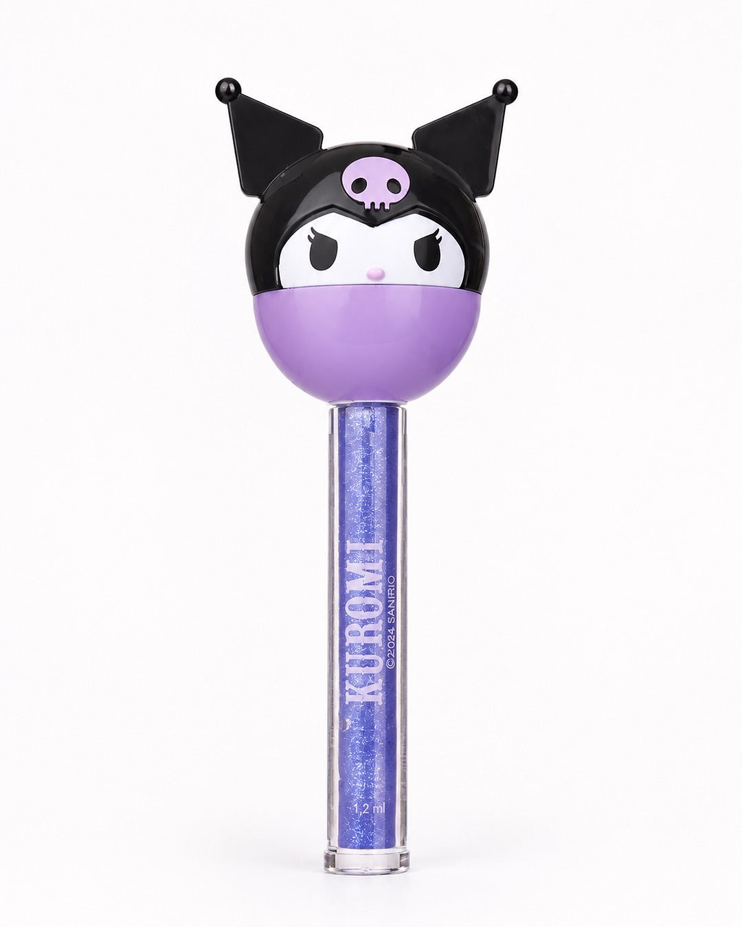 Vue de face d'un brillant à lèvres en forme de suçon violet et d'un baume à lèvres en forme de tête 3D de la figurine Kuromi de Sanrio.