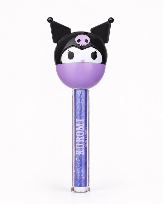 Vue de face d'un brillant à lèvres en forme de suçon violet et d'un baume à lèvres en forme de tête 3D de la figurine Kuromi de Sanrio.
