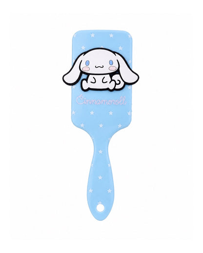 Brosse à cheveux rectangulaire bleu ciel avec des étoiles blanches et une grande figurine 3D en relief du personnage Cinnamoroll de Sanrio.