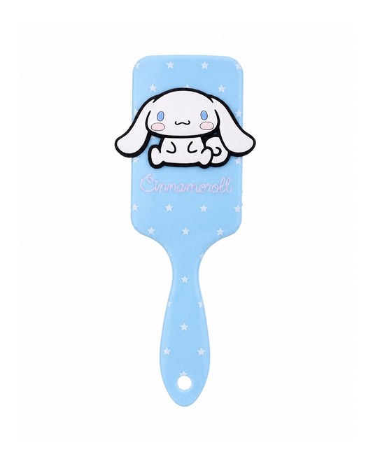 Brosse à cheveux rectangulaire bleu ciel avec des étoiles blanches et une grande figurine 3D en relief du personnage Cinnamoroll de Sanrio.