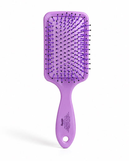 Vue arrière de la brosse à cheveux Kuromi montrant le coussinet et les picots de démêlage violets.