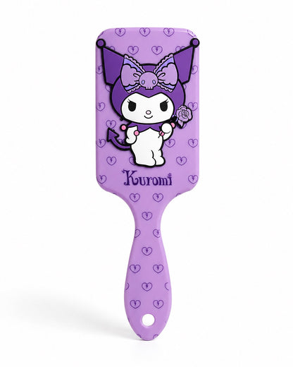 Vue de face du dos décoré d'une brosse à cheveux plate violette avec le personnage Kuromi Sanrio et des motifs de cœurs.
