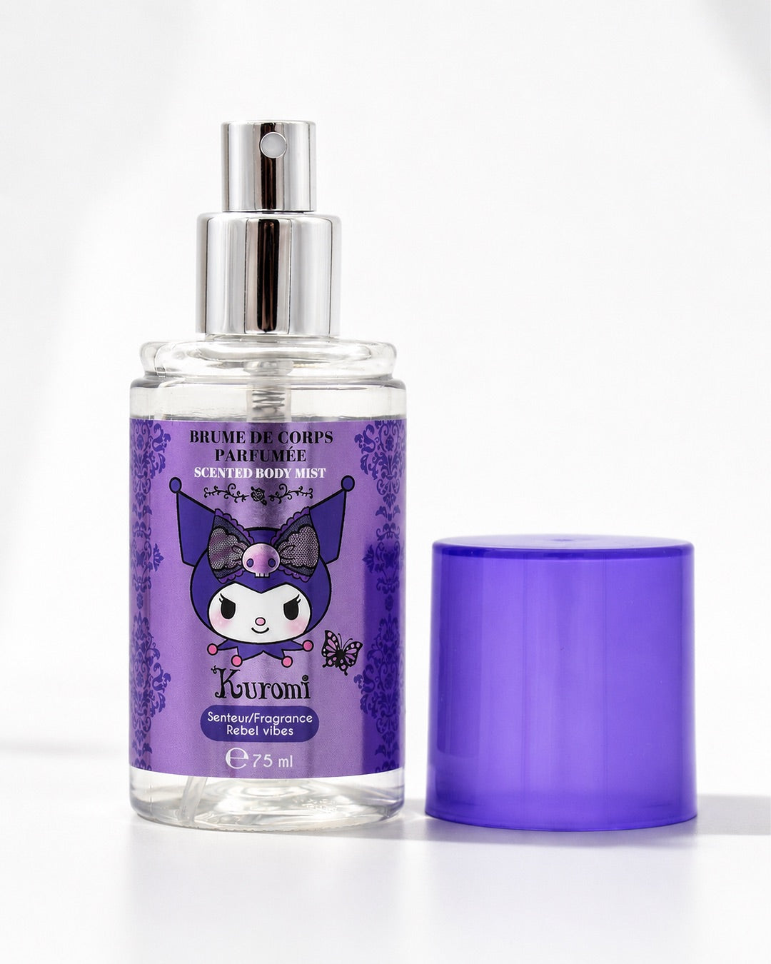 Flacon de brume pour le corps Kuromi débouché montrant l'embout spray argenté posé à côté de son bouchon violet.