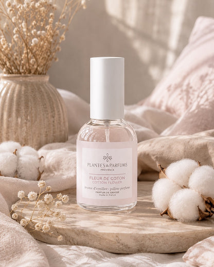 Brume d’oreiller 50 ml, fragrance Fleur de coton de Plantes & Parfums. Contenant en verre, dans son ambiance olfactive.