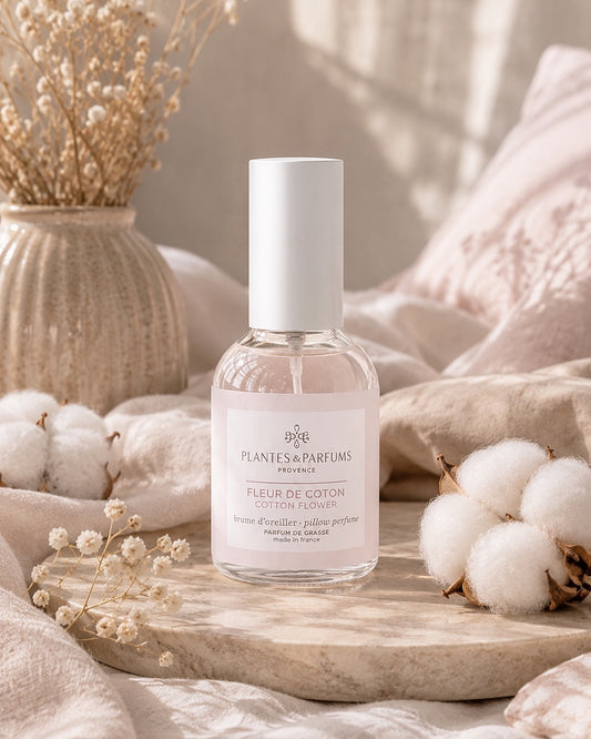Brume d’oreiller 50 ml, fragrance Fleur de coton de Plantes & Parfums. Contenant en verre, dans son ambiance olfactive.