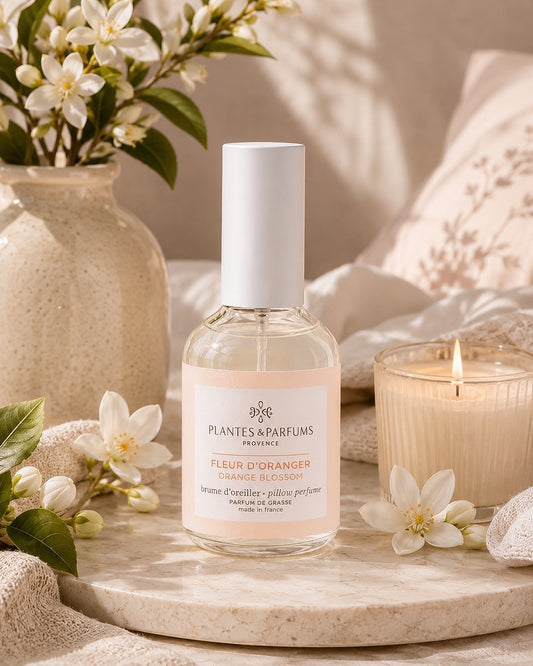 Brume d’oreiller 50 ml, fragrance  Mon bel oranger de Plantes & Parfums. Contenant en verre, dans son ambiance olfactive.