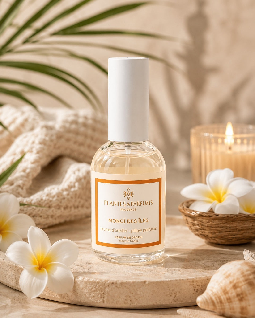 Brume d’oreiller 50 ml, fragrance Monoï des îles de Plantes & Parfums. Contenant en verre, dans son ambiance olfactive.