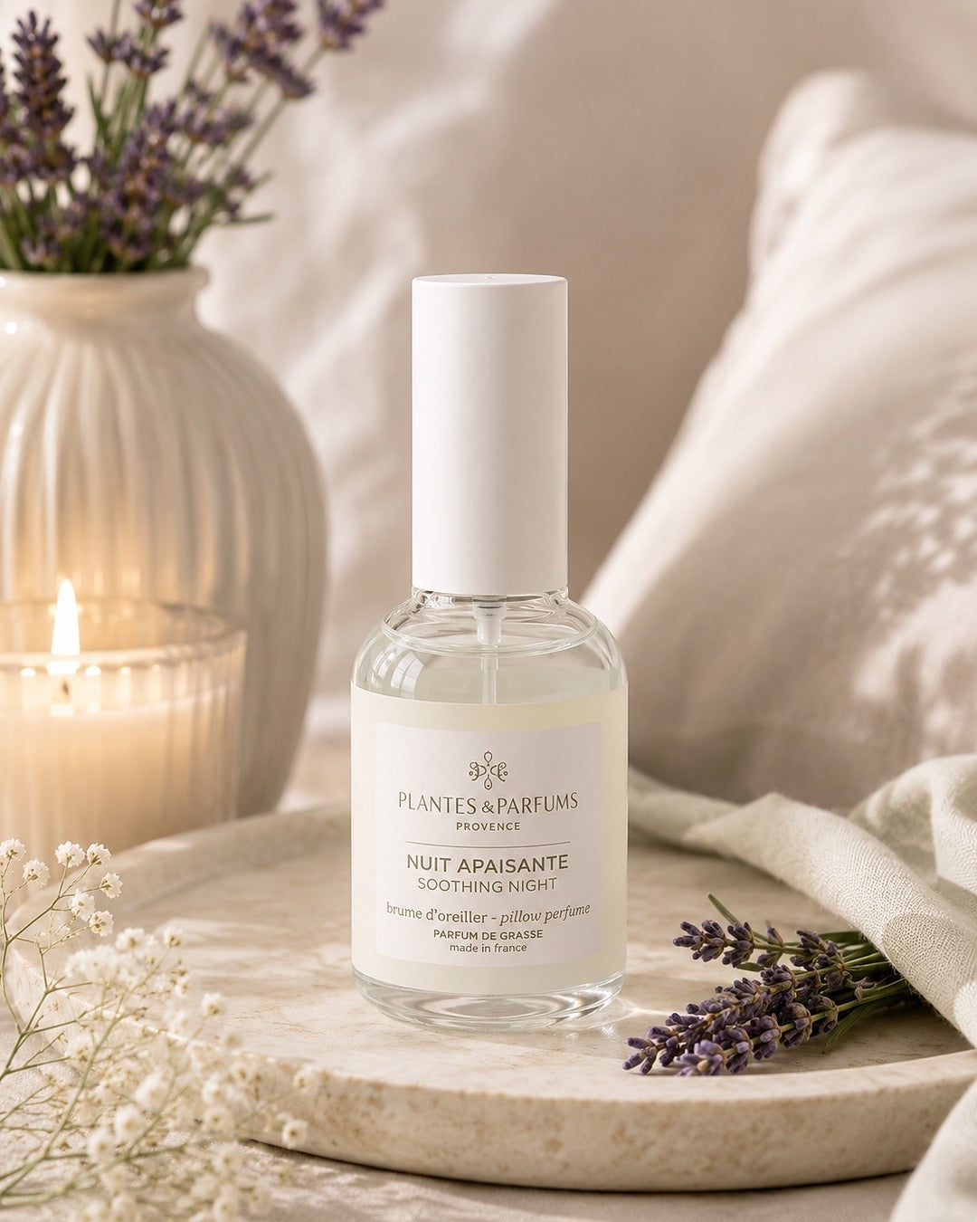 Brume d’oreiller 50 ml, fragrance Nuit apaisante de Plantes & Parfums. Contenant en verre, dans son ambiance olfactive.