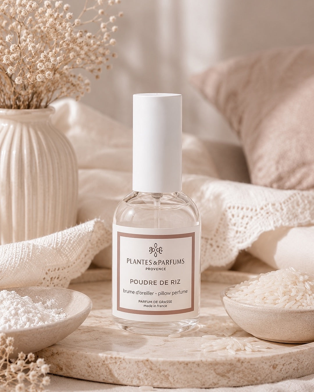 Brume d’oreiller 50 ml, fragrance Poudre de Riz de Plantes & Parfums. Contenant en verre, dans son ambiance olfactive.