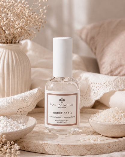 Brume d’oreiller 50 ml, fragrance Poudre de Riz de Plantes & Parfums. Contenant en verre, dans son ambiance olfactive.