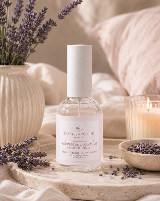 Brume d’oreiller 50 ml, fragrance Récolte de lavande de Plantes & Parfums. Contenant en verre, dans son ambiance olfactive.