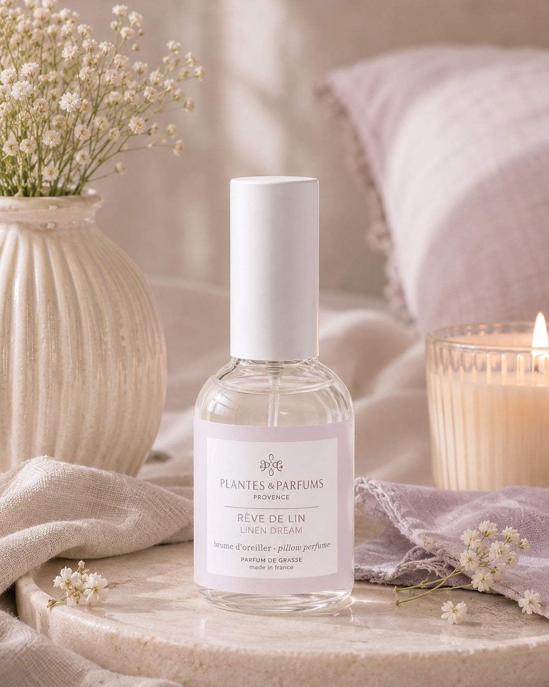 Brume d’oreiller 50 ml, fragrance Rêve de lin de Plantes & Parfums. Contenant en verre, dans son ambiance olfactive.