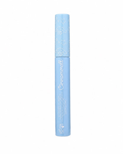 Boîtier d'emballage bleu contenant un tube de mascara bleu volumateur et recourbant illustré du personnage Cinnamoroll de Sanrio.