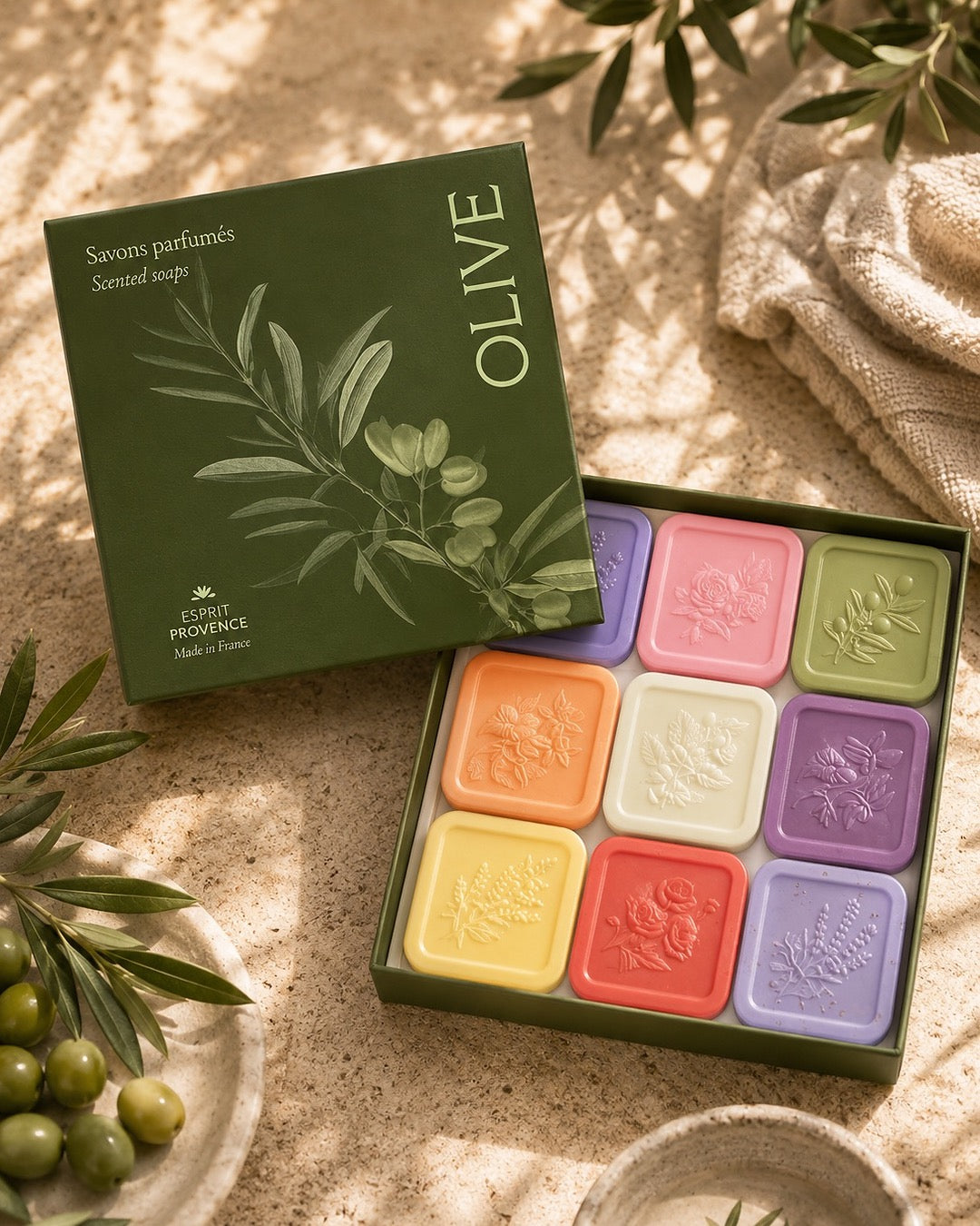 Coffret de 9 savons d’invités de 25 g sculptés, enrichis à l’huile d’olive. Signé Esprit Provence. Dans son ambiance olfactive.