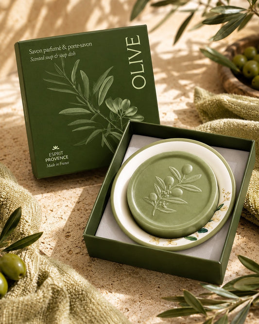 Coffret savon à l’huile d’olive avec un porte-savon en céramique. Signé Esprit Provence. Dans son ambiance olfactive.
