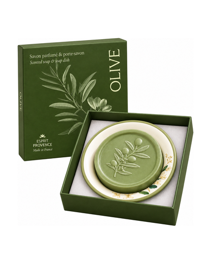 Coffret savon à l’huile d’olive avec un porte-savon en céramique. Signé Esprit Provence. Fond blanc.