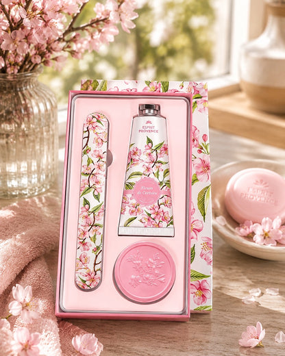 Coffret soins des mains, au parfum de Fleurs de Cerisier, signé Esprit Provence. Il réunit un savon, une lime à ongles et une crème dans un jolie coffret entouré par son ambiance olfactive.