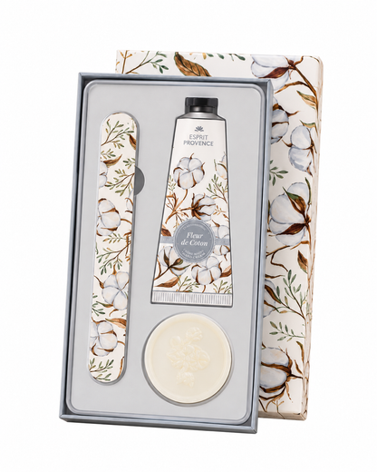 Coffret soins des mains, au parfum de Fleurs de Coton, signé Esprit Provence. Il réunit un savon, une lime à ongles et une crème dans un jolie coffret.