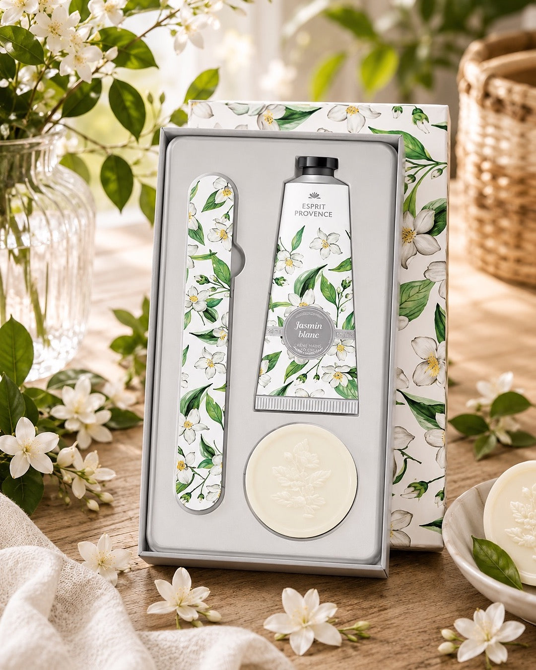 Coffret soins des mains, au parfum de Jasmin Blanc, signé Esprit Provence. Il réunit un savon, une lime à ongles et une crème dans un jolie coffret entouré par son ambiance olfactive.